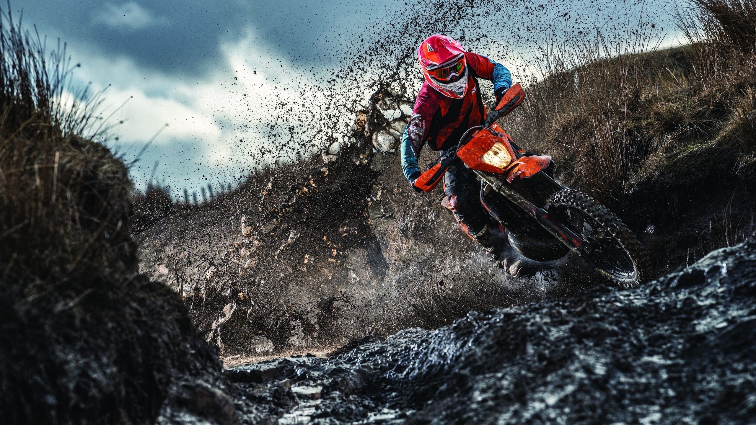 “羽毛球挑战:简阳文体中心赛场精英选手争夺世界之巅”